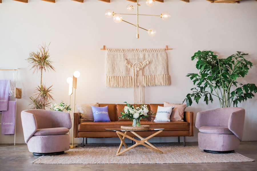 Sala com sofá, poltronas e tapete